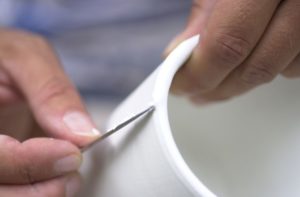Dettaglio mani rifinitura ceramica